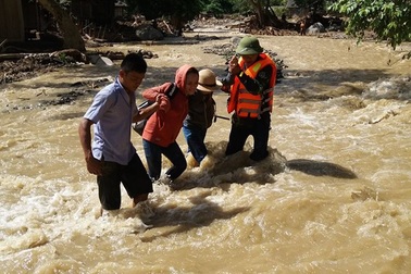 Rơi nước mắt cảnh giáo viên vùng cao lội bộ hàng chục cây số đến trường sau lũ
