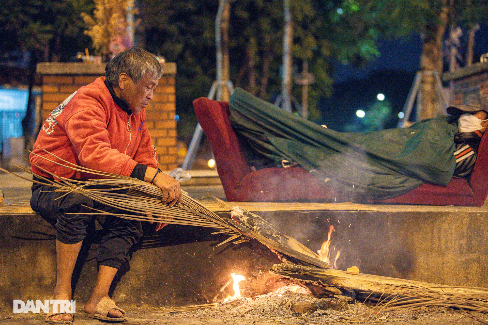 Chủ quán trà đá ở Hà Nội nhóm bếp củi, sưởi ấm cho khách trên vỉa hè - 8