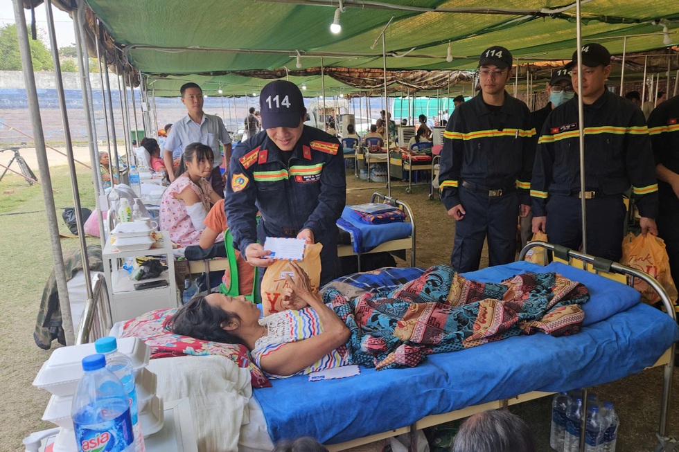 Giây phút cân não cứu người tại tòa nhà chực đổ sập ở Myanmar - 4 Giây phút cân não cứu người tại tòa nhà chực đổ sập ở Myanmar - 4