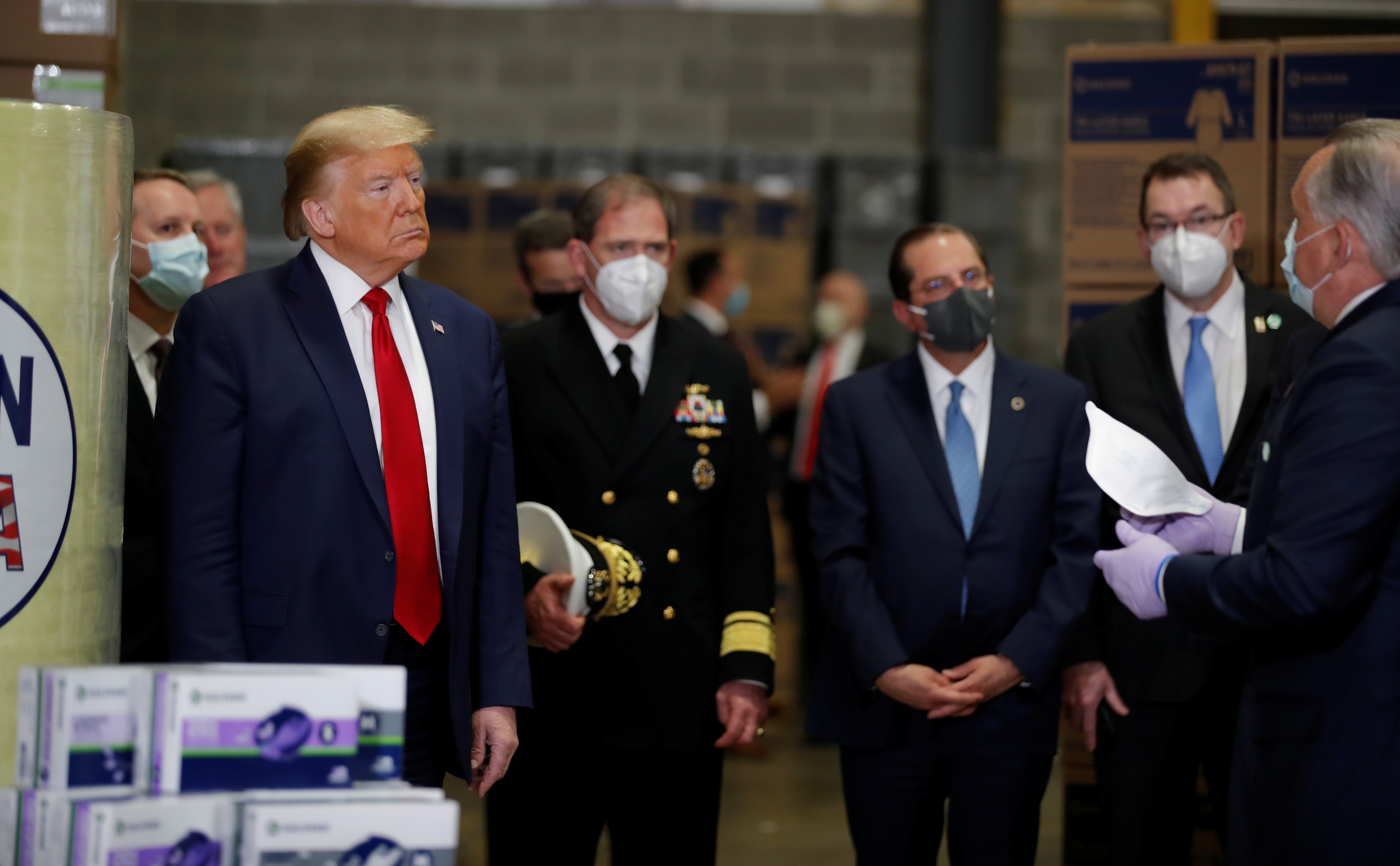 Ông Trump vẫn không đeo khẩu trang giữa nơi đông người - 2 Ông Trump vẫn không đeo khẩu trang giữa nơi đông người - 2