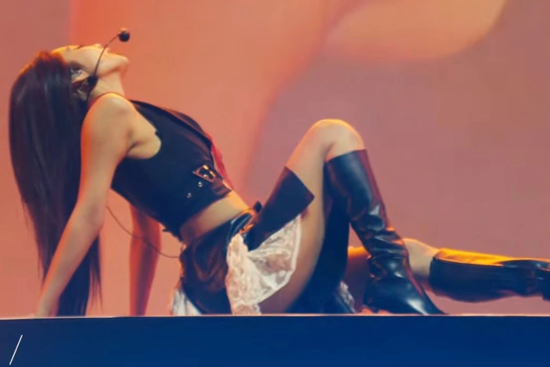 Jennie gây sốc khi thay trang phục ngay trên sân khấu Coachella 2025 - 9 Jennie gây sốc khi thay trang phục ngay trên sân khấu Coachella 2025 - 9