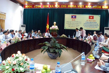 Nhà nước và chính phủ Lào tặng huân chương, huy hiệu và bằng khen cho Gia Lai