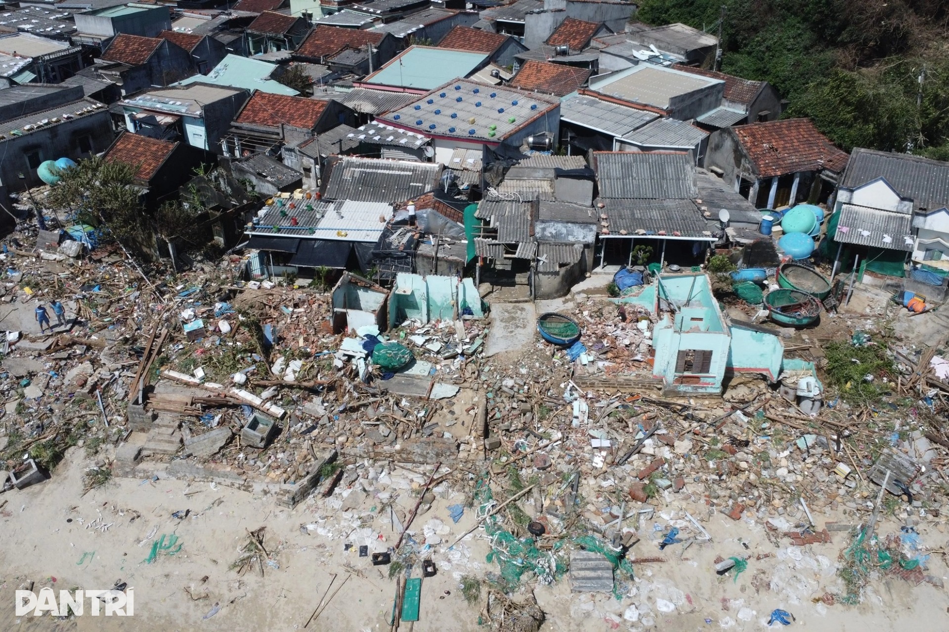 Người dân làng chài sau bão Kalmaegi: Nhà bay mất rồi còn gì đâu! - 1 Người dân làng chài sau bão Kalmaegi: Nhà bay mất rồi còn gì đâu! - 1
