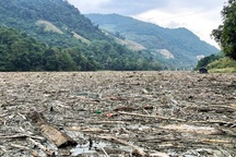 Rác phủ kín mặt hồ thủy điện Bản Vẽ ở Nghệ An