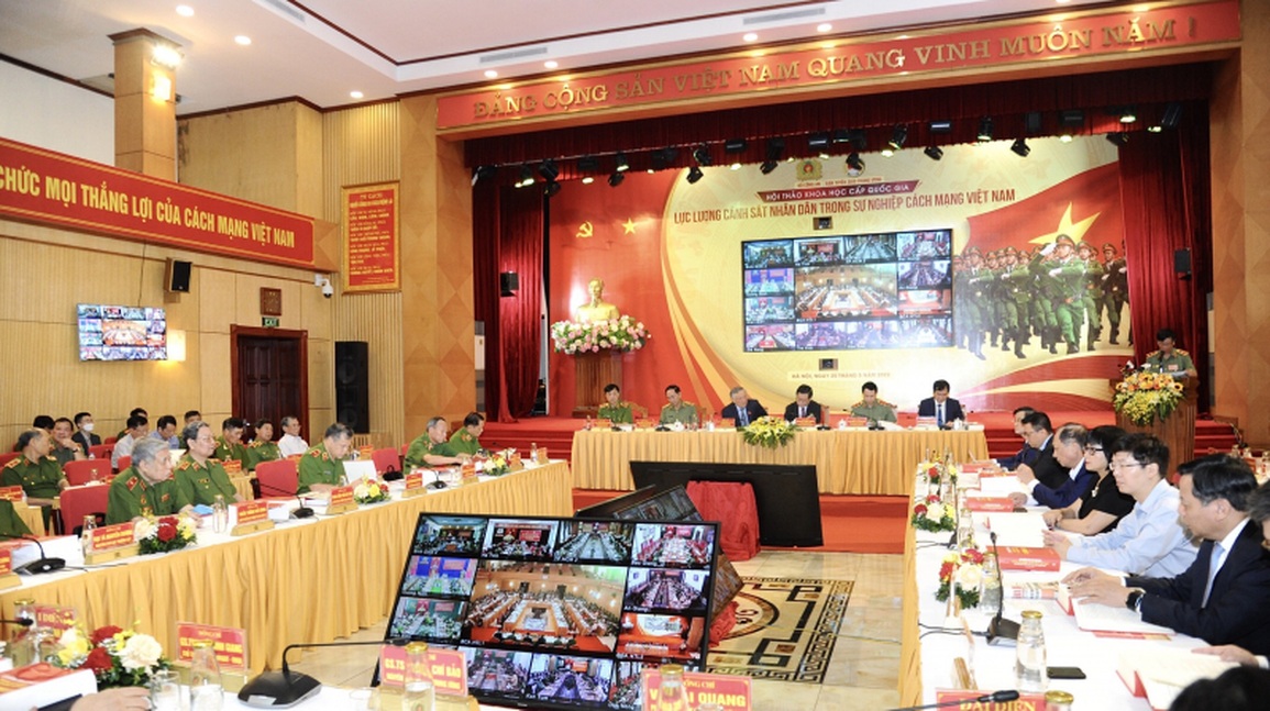 Cảnh sát nhân dân là lực lượng vũ trang trọng yếu, nòng cốt - 1 Cảnh sát nhân dân là lực lượng vũ trang trọng yếu, nòng cốt - 1