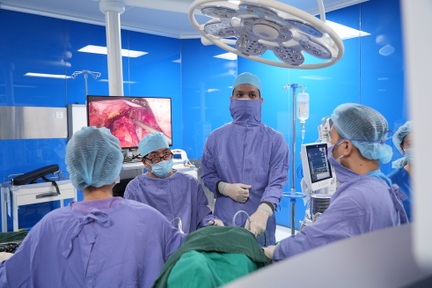 Đau bụng dưới, đi ngoài ra máu: Làm sao biết là trĩ hay ung thư?