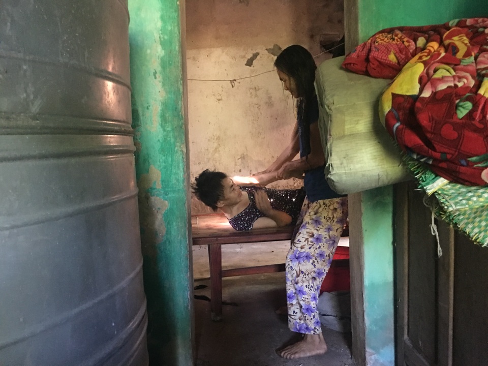Rớt nước mắt cảnh mẹ già sống lay lắt nuôi 2 đứa con tâm thần - 4 Rớt nước mắt cảnh mẹ già sống lay lắt nuôi 2 đứa con tâm thần - 4