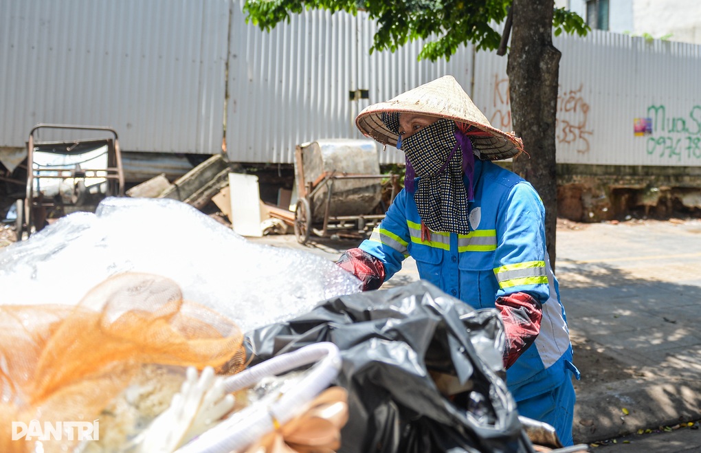 Người lao động oằn mình mưu sinh dưới cái nắng 50 độ C ở Hà Nội - 7 Người lao động oằn mình mưu sinh dưới cái nắng 50 độ C ở Hà Nội - 7