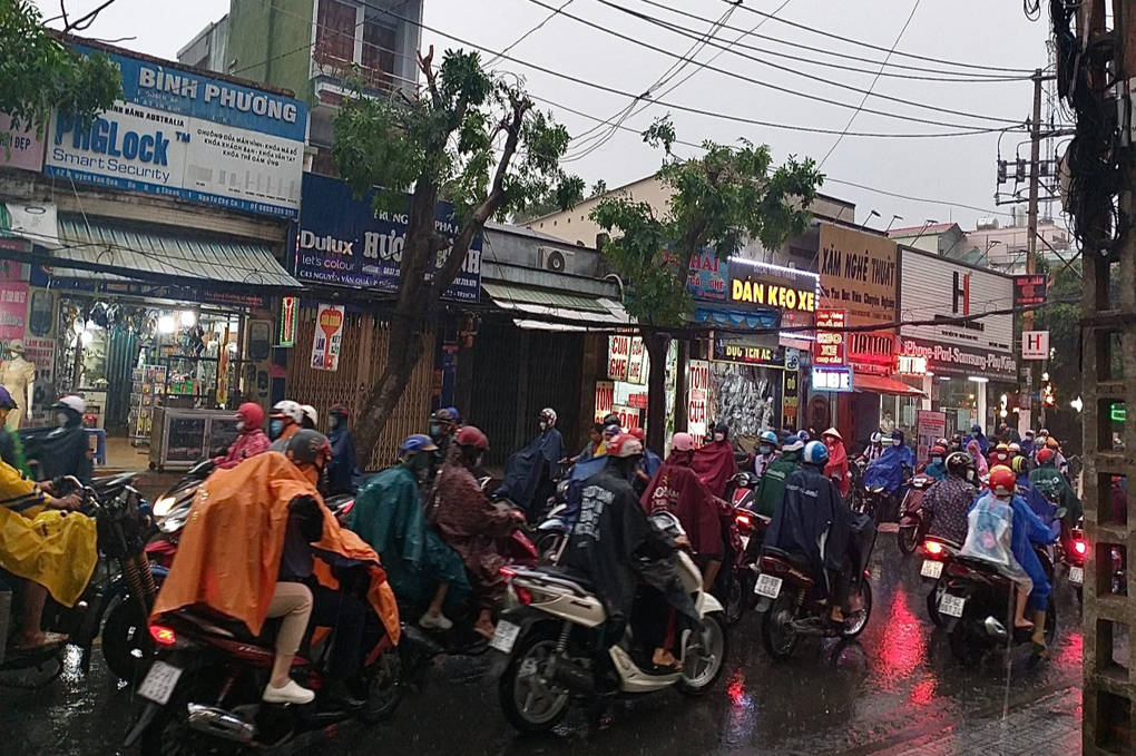 Mùa mưa, công nhân vừa quét rác vừa... cầu nguyện - 6 Mùa mưa, công nhân vừa quét rác vừa... cầu nguyện - 6