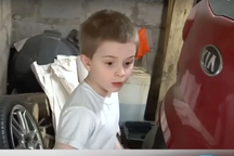 Bé trai 7 tuổi tự lái ô tô đi tìm mua đồ uống, gây náo loạn đường phố