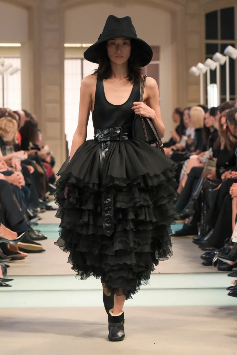 View - Lisa diện đồ xẻ ngực gợi cảm, gặp gỡ "người tình màn ảnh" của Kim Soo Hyun | Báo Dân trí