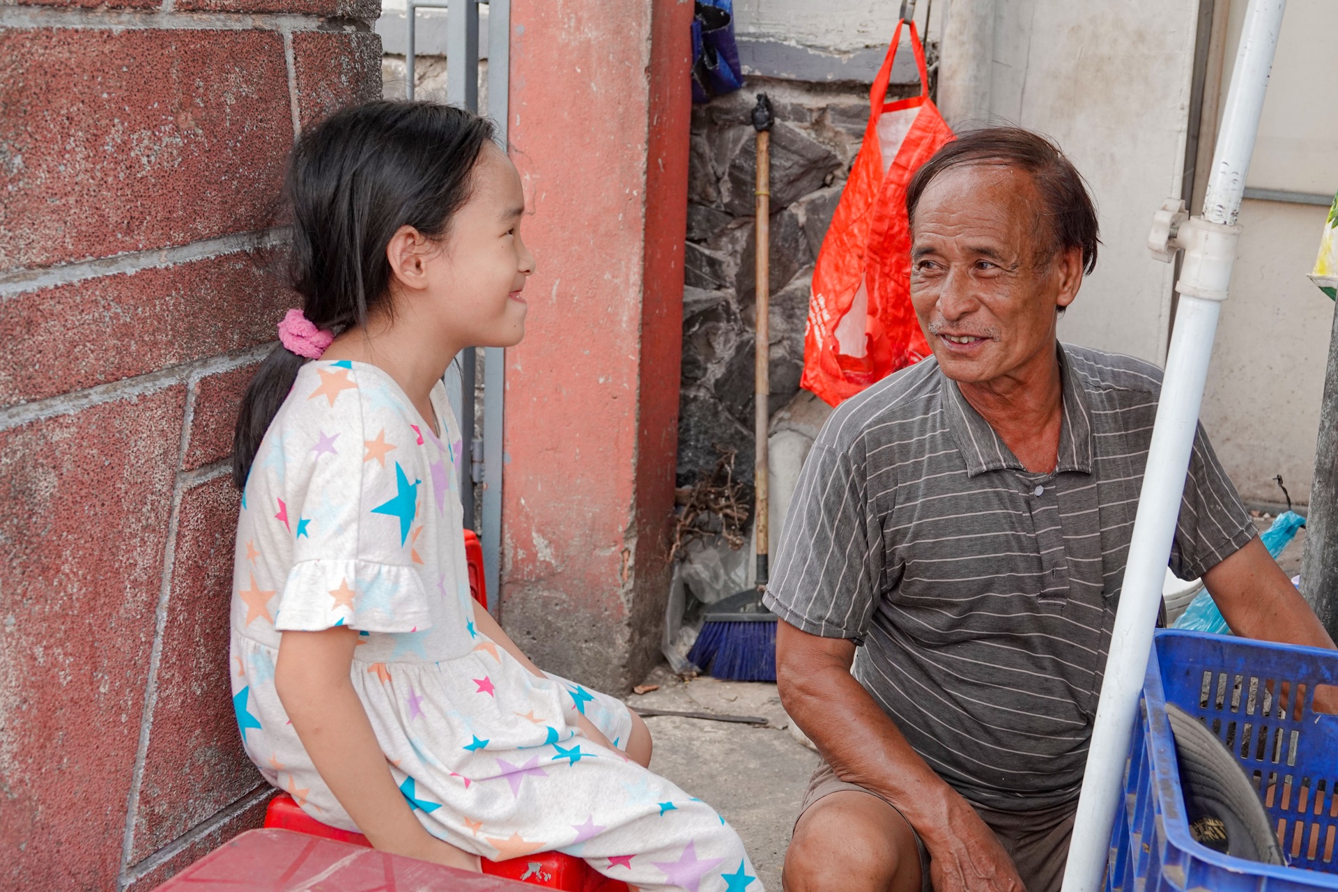 Vợ chồng già bán bánh xèo nuôi cháu nội... không máu mủ - 4 Vợ chồng già bán bánh xèo nuôi cháu nội... không máu mủ - 4