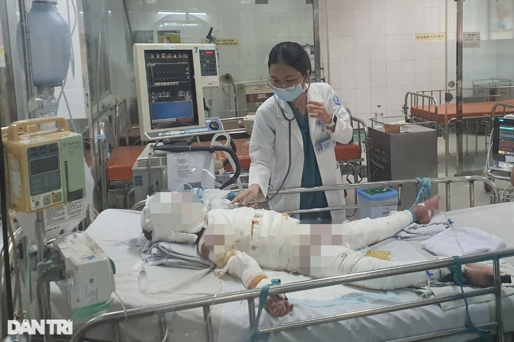Bác sĩ bất lực nhìn bé trai 5 tuổi bỏng lửa cồn 93% tử vong - 1 Bác sĩ bất lực nhìn bé trai 5 tuổi bỏng lửa cồn 93% tử vong - 1