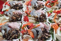 Giật mình set lẩu toàn hải sản tươi giá chỉ 50 ngàn đồng trên vỉa hè