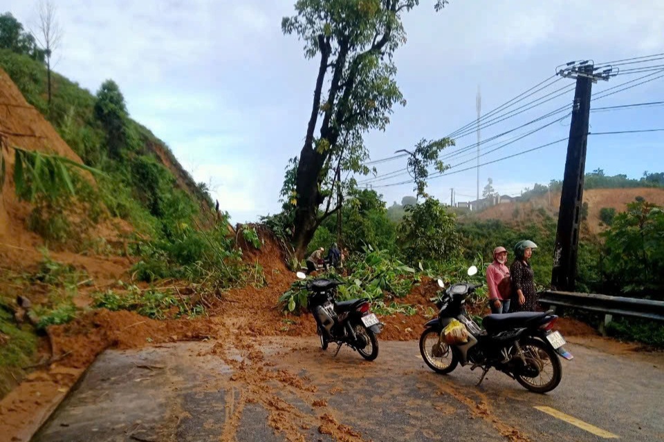 Sạt lở quốc lộ 15C, giao thông tê liệt suốt nhiều giờ - 1