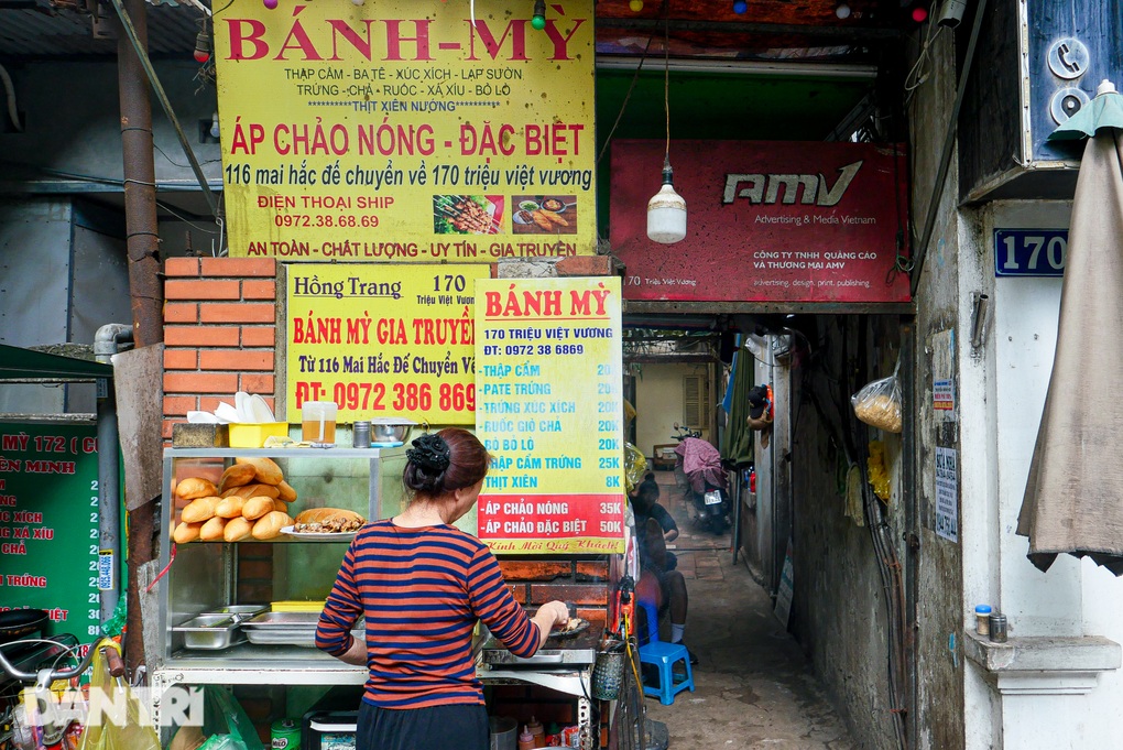 Bà chủ Hà Nội bán bánh mì bằng chảo Liên Xô thời bao cấp, hơn 40 năm tuổi - 1 Bà chủ Hà Nội bán bánh mì bằng chảo Liên Xô thời bao cấp, hơn 40 năm tuổi - 1