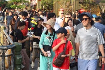 Hết lễ, phố cổ Hội An vẫn chật kín khách du xuân