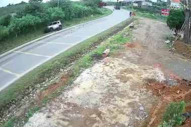 Phóng nhanh cua gấp, ô tô con lộn nhào khi gặp xe ben