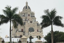 Lâu đài của đại gia Việt: Dát vàng 24k, xây cả nhà hát tráng lệ bên trong