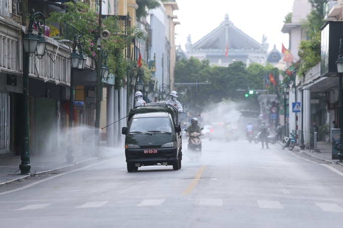 Hình ảnh Hà Nội phun khử khuẩn toàn bộ khu vực hồ Hoàn Kiếm và 10 phường phố cổ - Ảnh 5.