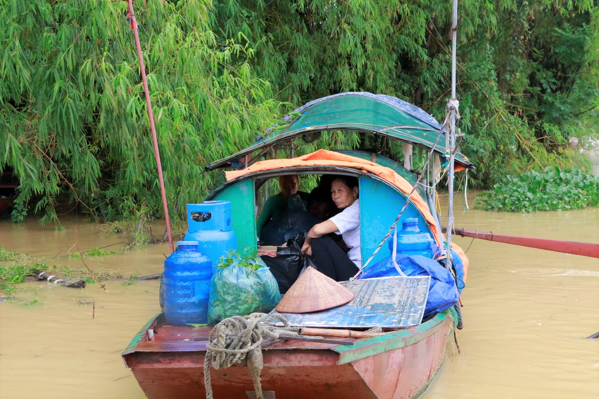 Cận cảnh nước lũ cô lập hàng trăm hộ dân ở Ninh Bình - 8 Cận cảnh nước lũ cô lập hàng trăm hộ dân ở Ninh Bình - 8