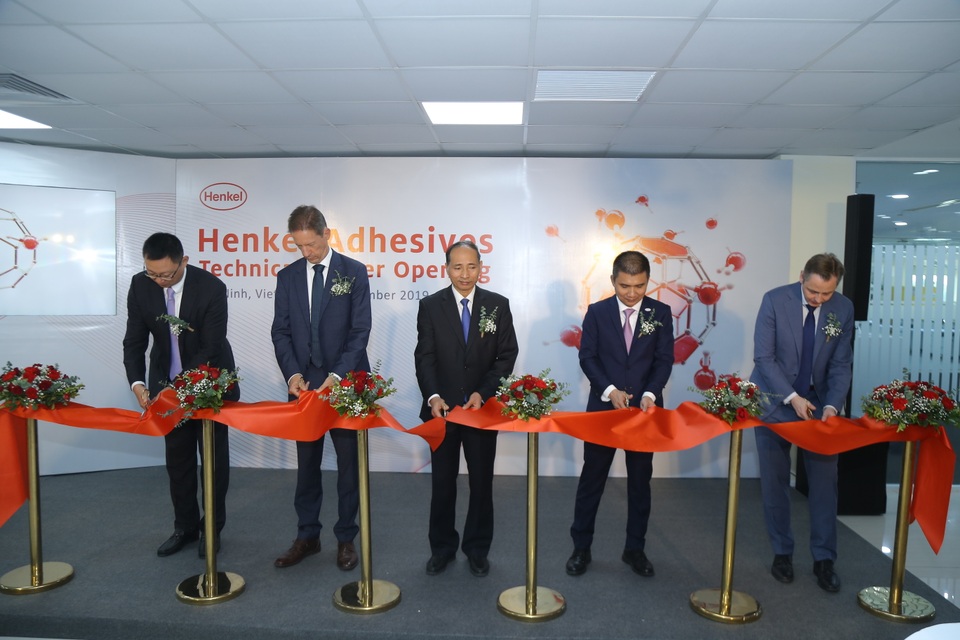 Henkel khai trương Trung tâm kỹ thuật keo chất kết dính tại Việt Nam - 2 Henkel khai trương Trung tâm kỹ thuật keo chất kết dính tại Việt Nam - 2