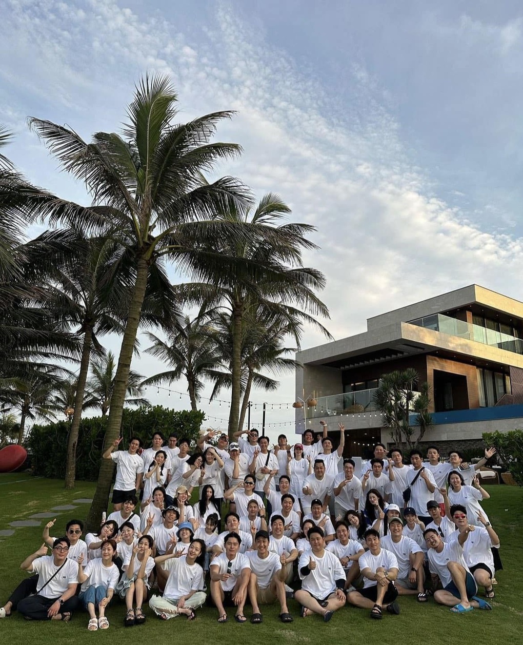 Tài tử Lee Byung Heon chi hàng tỷ đồng cho hơn 60 người tới Đà Nẵng du lịch - 1 Tài tử Lee Byung Heon chi hàng tỷ đồng cho hơn 60 người tới Đà Nẵng du lịch - 1