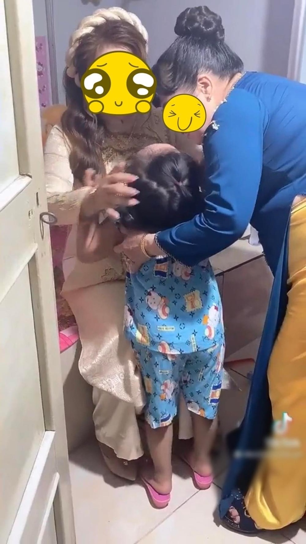 Clip mẹ đi lấy chồng, em bé khóc giữ mẹ gây nhói tim cư dân mạng - 4 Clip mẹ đi lấy chồng, em bé khóc giữ mẹ gây nhói tim cư dân mạng - 4