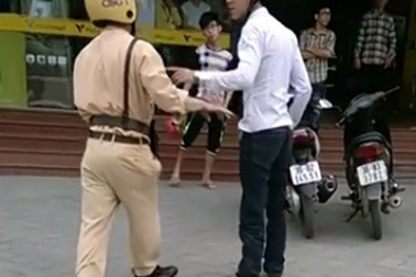 Đấm vào mặt CSGT vì xin tha cho bạn không được