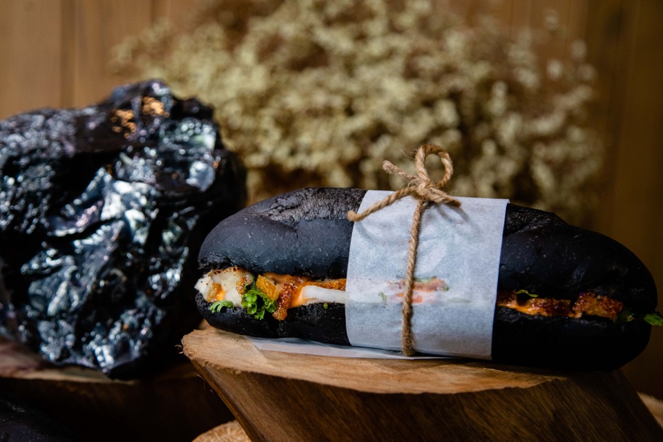 Dân mạng phát sốt với bánh mì bóng đêm đen như than ở Quảng Ninh - 5 Dân mạng phát sốt với bánh mì bóng đêm đen như than ở Quảng Ninh - 5