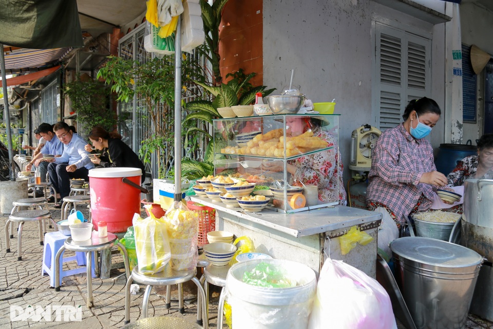 Quán cháo huyết 5000 đồng làm ấm lòng lao động nghèo - 2 Quán cháo huyết 5000 đồng làm ấm lòng lao động nghèo - 2