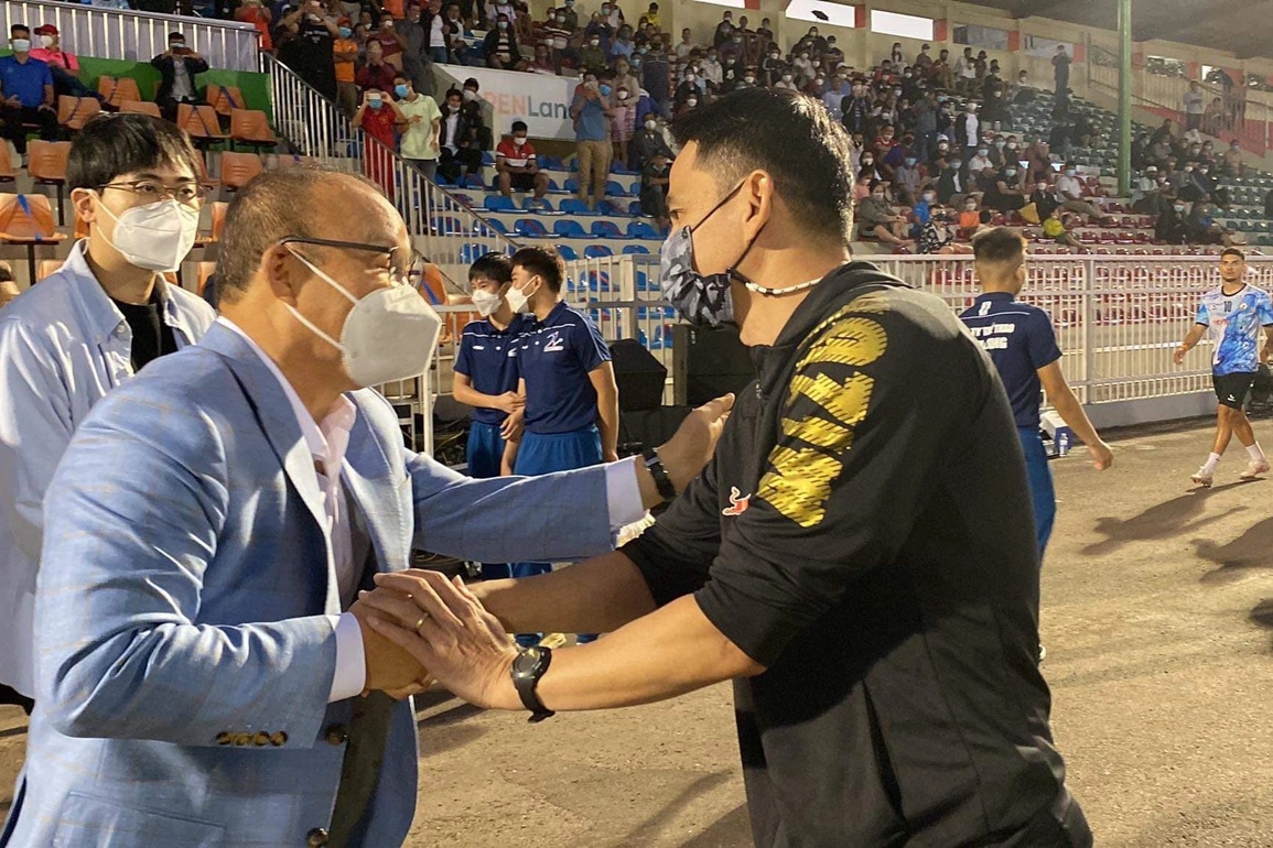 Báo Thái Lan ấn tượng khi HLV Park Hang Seo đến thăm Kiatisuk - 1 Báo Thái Lan ấn tượng khi HLV Park Hang Seo đến thăm Kiatisuk - 1