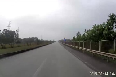 Thêm trường hợp tài xế liều mạng lùi xe trên cao tốc