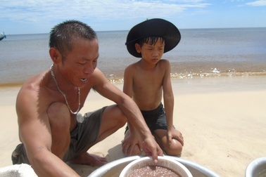 Quảng Bình: Báo động thực trạng học sinh vùng biển bỏ học mưu sinh