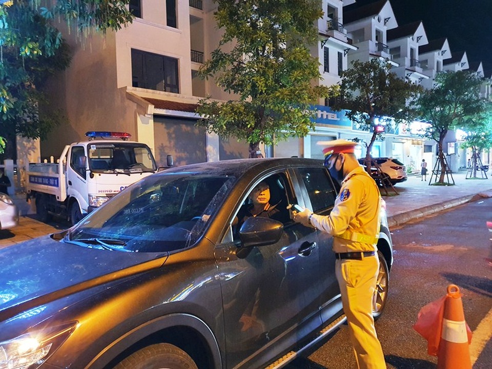 Tài xế ô tô bị phạt 35 triệu, tước GPLX 23 tháng do vi phạm nồng độ cồn - 14 Tài xế ô tô bị phạt 35 triệu, tước GPLX 23 tháng do vi phạm nồng độ cồn - 14