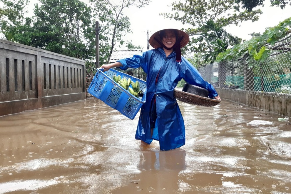 Mưa cực lớn, thủy điện xả lũ, người dân bơi xuồng trên đường - 6