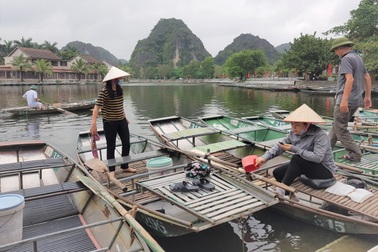 Ninh Bình: Nghề chèo đò "khóc ròng", chờ cả tháng kiếm được… 150.000 đồng