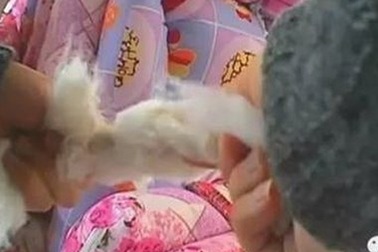 Rùng mình những chiếc chăn bông làm từ rác thải nhà tang lễ