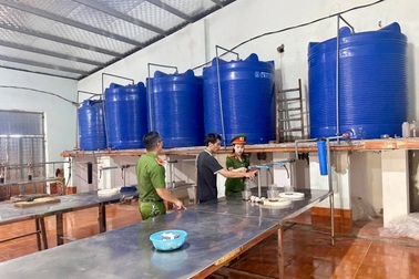 1.000 chai nước mắm bị vứt ở Quảng Nam: Hàng hết hạn bị thu hồi?