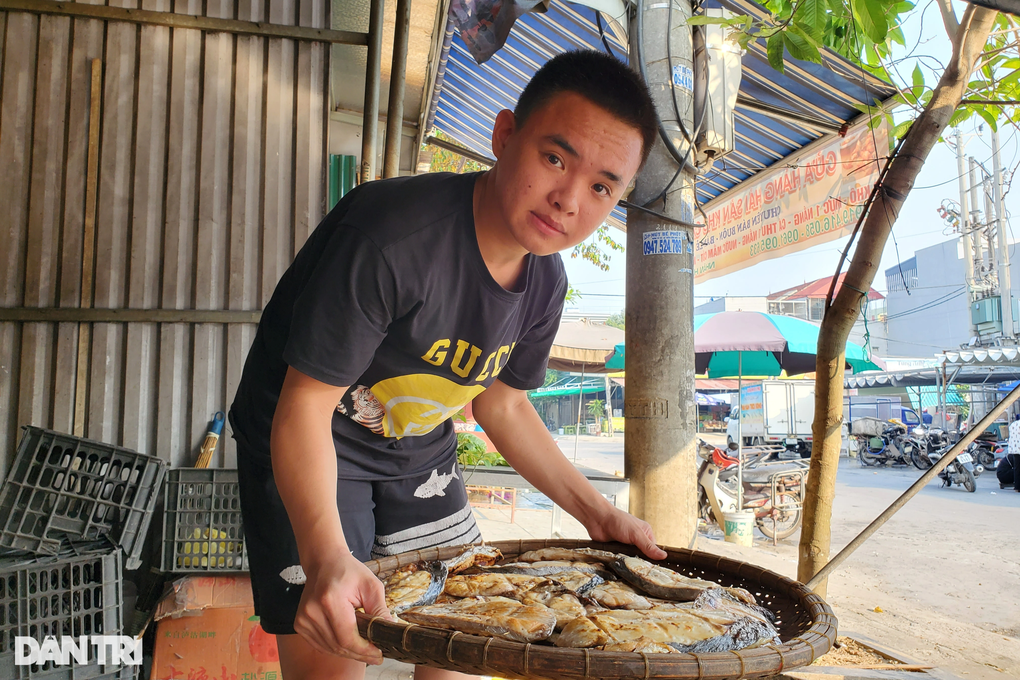 Nghề ôm lò than đỏ rực trong nắng nóng 40 độ - 4 Nghề ôm lò than đỏ rực trong nắng nóng 40 độ - 4
