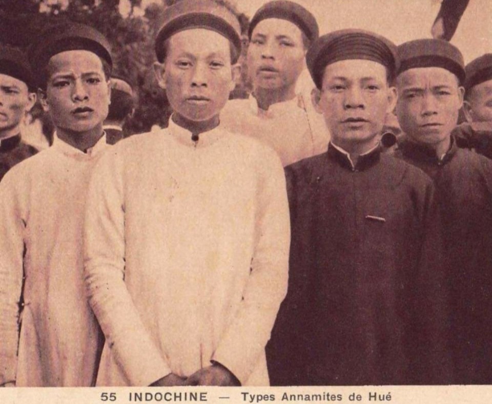 Thích thú hình ảnh cán bộ Sở vận áo dài khăn đóng xưa đi làm ngày đầu tuần - 13 Thích thú hình ảnh cán bộ Sở vận áo dài khăn đóng xưa đi làm ngày đầu tuần - 13