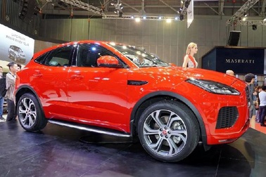 Ô tô nhập tràn về: Cuối năm giảm giá mạnh, dằn tiền mua xe Tết