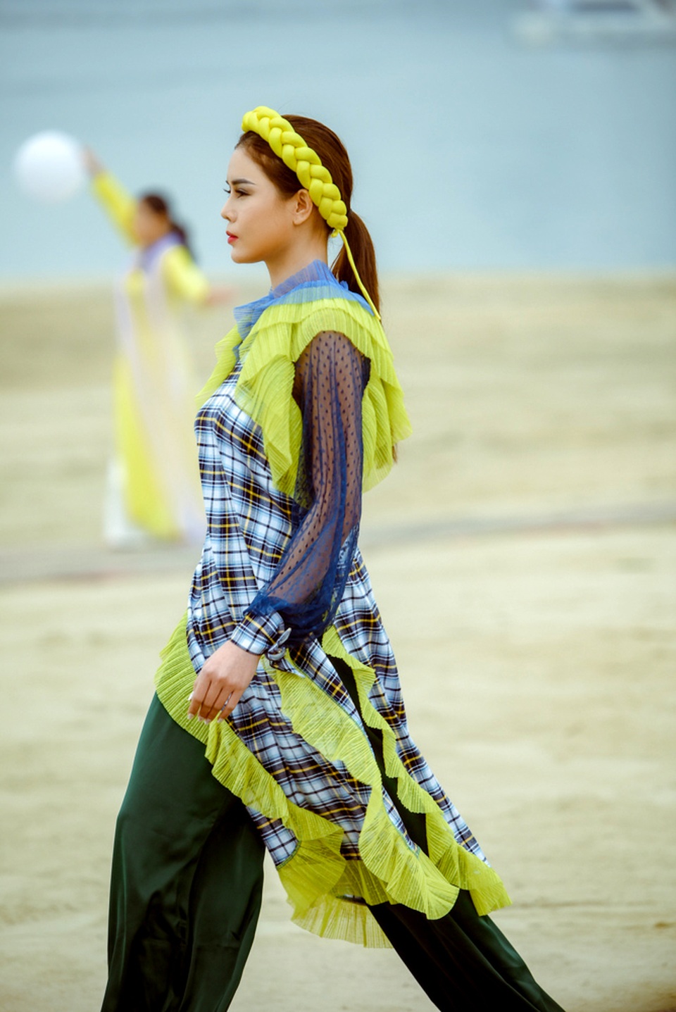 Hoa hậu Thùy Dung trình diễn áo dài bên bờ biển vịnh Bái Tử Long - 7