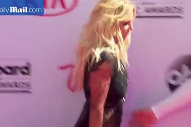 Britney Spears táo bạo với váy xuyên thấu trên thảm đỏ