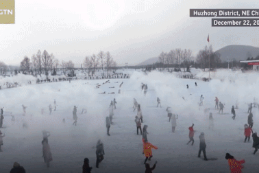 Khoảnh khắc kỳ diệu hàng nghìn người đồng loạt hất nước nóng lên trời để tạo băng