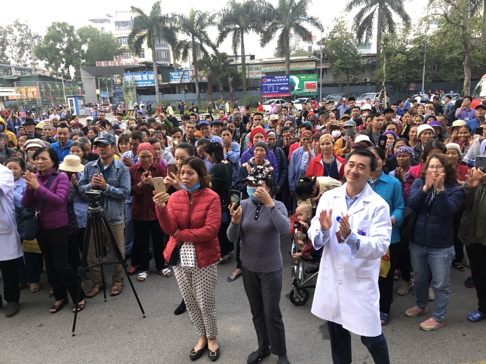 Hạnh phúc ngày về nhà ăn Tết trên chuyến xe yêu thương dành cho bệnh nhân ung thư - 1 Hạnh phúc ngày về nhà ăn Tết trên chuyến xe yêu thương dành cho bệnh nhân ung thư - 1