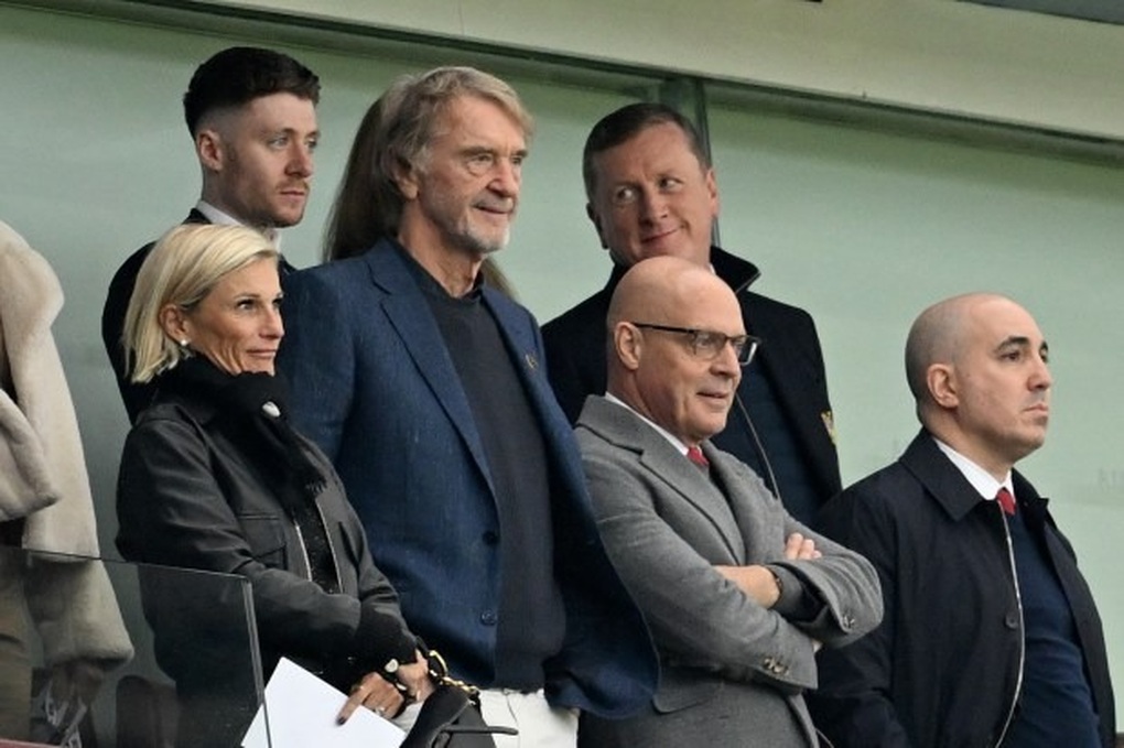 CĐV Man Utd chỉ trích HLV Amorim, đòi tống cổ tỷ phú Jim Ratcliffe - 2 CĐV Man Utd chỉ trích HLV Amorim, đòi tống cổ tỷ phú Jim Ratcliffe - 2