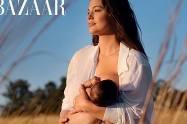 Ashley Graham chụp ảnh cho con bú trên tạp chí thời trang lớn