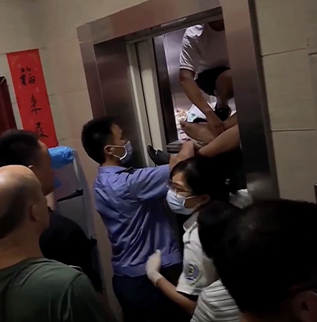Trung Quốc: Thang máy đột ngột rơi tự do, 3 người bị hất tung lên trần - 1