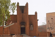 Phản đối Charlie Hebdo: 1 triệu người Chechnya biểu tình, 45 nhà thờ Niger bị đốt